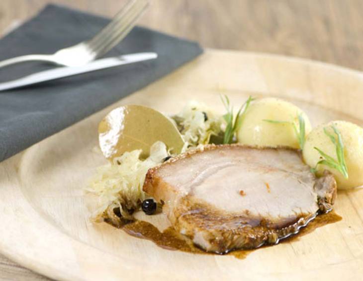 Schweinsbraten mit Sauerkraut und Waldviertler Knödel Schweinsbraten mit Sauerkraut und Waldviertler Knödel