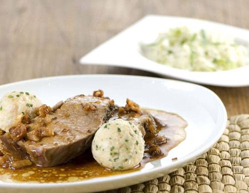 Schweinsbraten mit Beifuß, Semmelknödel und Kraut