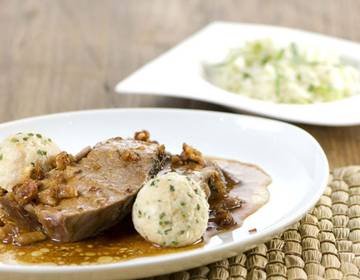 Schweinsbraten mit Beifuß, Semmelknödel und Kraut Schweinsbraten mit Beifuß, Semmelknödel und Kraut