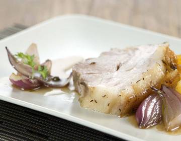 Schweinsbraten mit Zwiebelgemüse Schweinsbraten mit Zwiebelgemüse