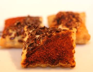 Blätterteig-Eckerl mit Paprika und Leinsamen Blätterteig-Eckerl mit Paprika und Leinsamen