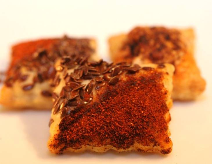 Blätterteig-Eckerl mit Paprika und Leinsamen Blätterteig-Eckerl mit Paprika und Leinsamen