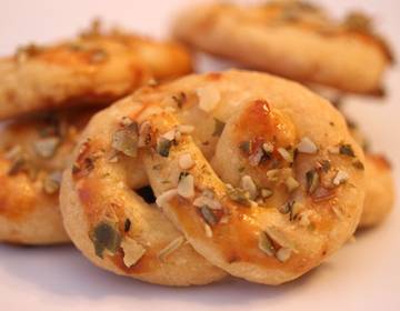 Käsebrezeln mit Kürbiskernen Käsebrezeln mit Kürbiskernen