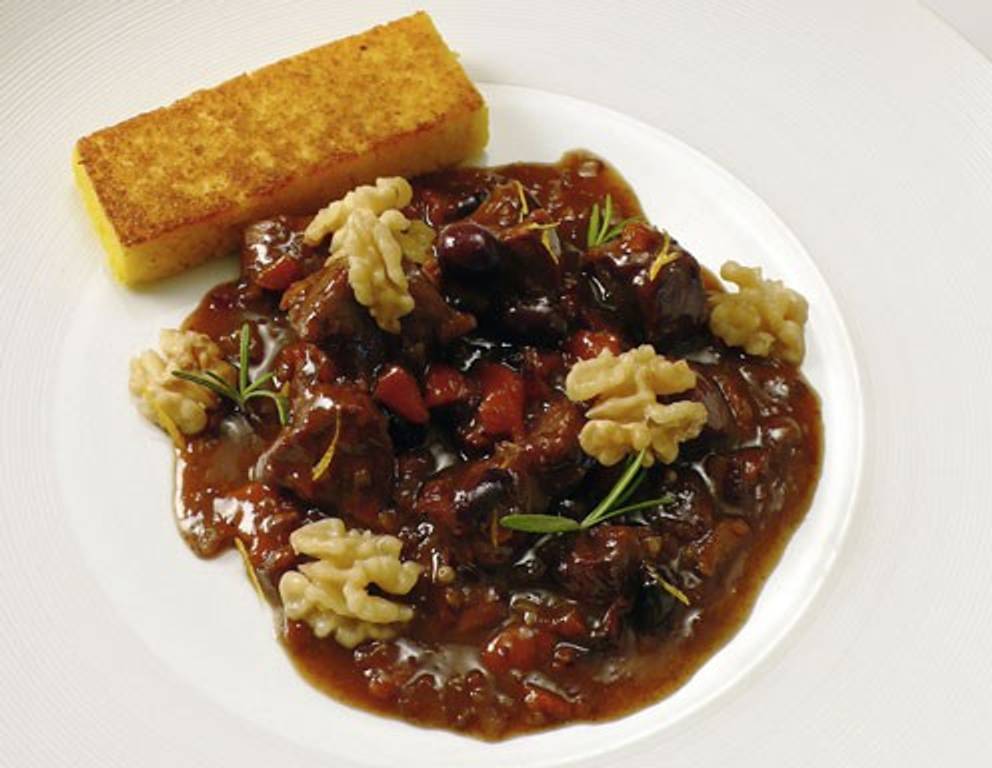 Wildschwein mit Oliven und Walnüssen Wildschwein mit Oliven und Walnüssen