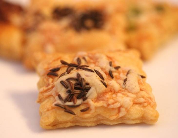 Blätterteig-Eckerl mit Käse und Kümmel Blätterteig-Eckerl mit Käse und Kümmel