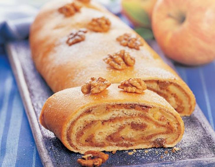 Apfel-Germstrudel mit Nüssen