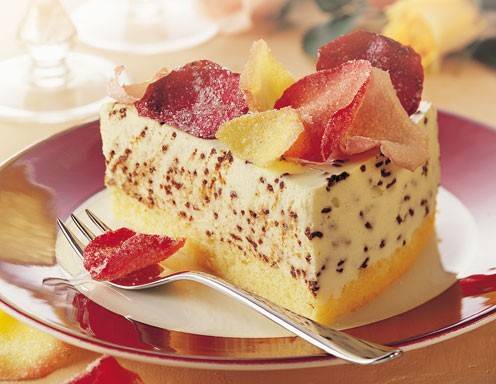 Stracciatella Torte mit kandierten Rosenblüten