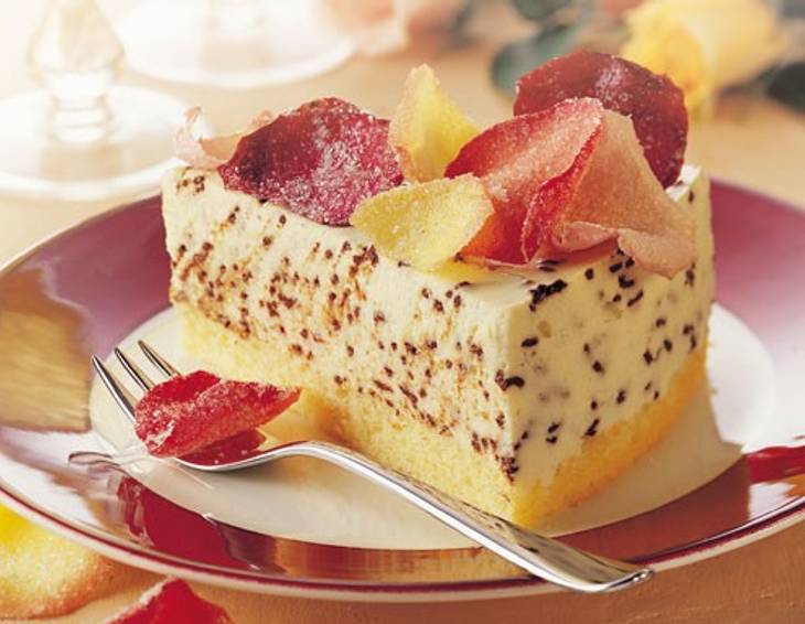 Stracciatella Torte mit kandierten Rosenblüten