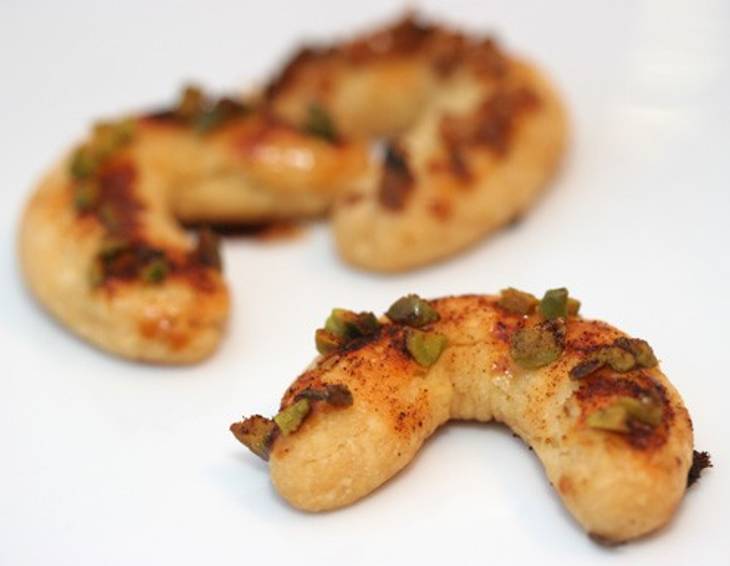 Käsekipferl mit Pistazien und Paprika Käsekipferl mit Pistazien und Paprika