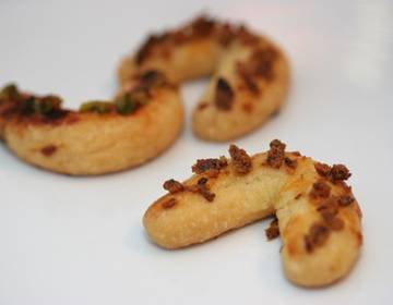 Käsekipferl mit Röstzwiebeln Käsekipferl mit Röstzwiebeln