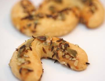 Käsekipferl mit Kürbiskernen Käsekipferl mit Kürbiskernen