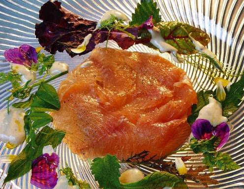 Gebeizte Seeforelle mit Salat, Blüten und Trüffel-Remoulade Rezept ... Gebeizte Seeforelle mit Salat, Blüten und Trüffel-Remoulade Rezept ...