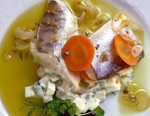 Marinierter Saiblings und Bodenseefelchen auf Apfel-Gurkensalat Rezept ... Marinierter Saiblings und Bodenseefelchen auf Apfel-Gurkensalat Rezept ...