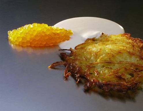 Forellenkaviar mit Reibeküchle und Sauerrahm Rezept - ichkoche.ch Forellenkaviar mit Reibeküchle und Sauerrahm Rezept - ichkoche.ch