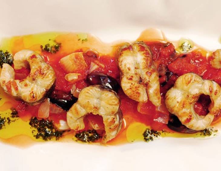 Koteletts vom Aal mit Tomaten-Oliven-Gemüse mit Basilikumöl Koteletts vom Aal mit Tomaten-Oliven-Gemüse mit Basilikumöl