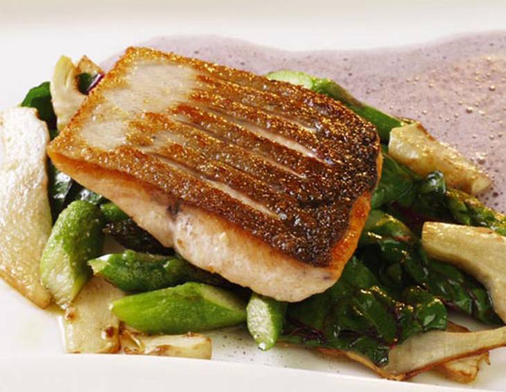 Lachsforelle mit Artischockengröstl und Kalamataschaum Lachsforelle mit Artischockengröstl und Kalamataschaum