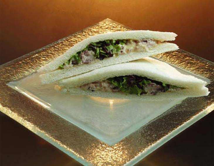 Tramezzini vom gebratenen Wels mit Trüffel- Remoulade und Kopfsalat Tramezzini vom gebratenen Wels mit Trüffel- Remoulade und Kopfsalat