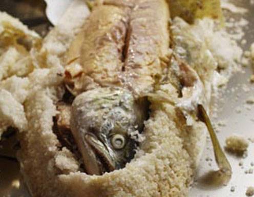 Lachsforelle in der Salzkruste Rezept - ichkoche.de Lachsforelle in der Salzkruste Rezept - ichkoche.de