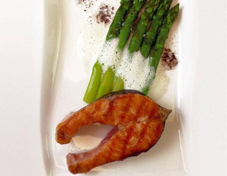 Koteletts vom Alpenlachs mit gegrilltem Grünspargel und Vanille- Pernodschaum Koteletts vom Alpenlachs mit gegrilltem Grünspargel und Vanille- Pernodschaum