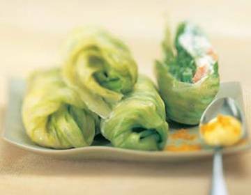 Salatröllchen mit Gemüse- Gervais- Fülle und Currysauce Salatröllchen mit Gemüse- Gervais- Fülle und Currysauce