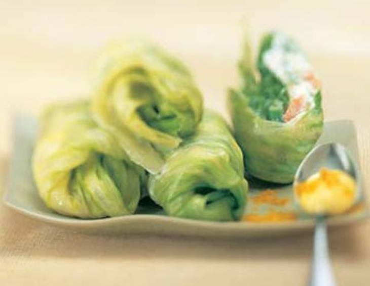 Salatröllchen mit Gemüse- Gervais- Fülle und Currysauce Salatröllchen mit Gemüse- Gervais- Fülle und Currysauce