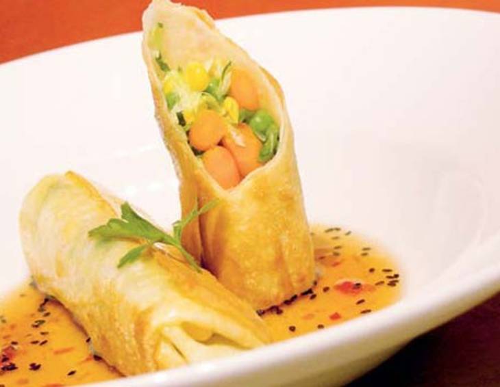 Vegetarische Frühlingsrollen mit Sesamsauce Vegetarische Frühlingsrollen mit Sesamsauce