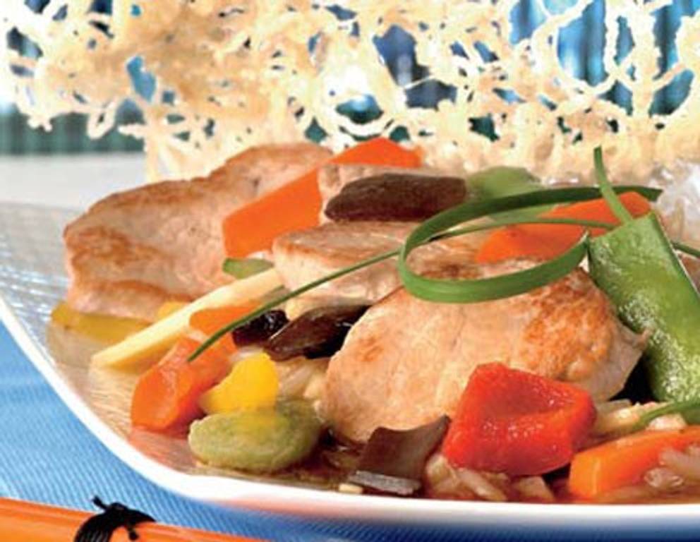 Filetscheiben mit Wok- Gemüse & knusprigen Glasnudeln Filetscheiben mit Wok- Gemüse & knusprigen Glasnudeln