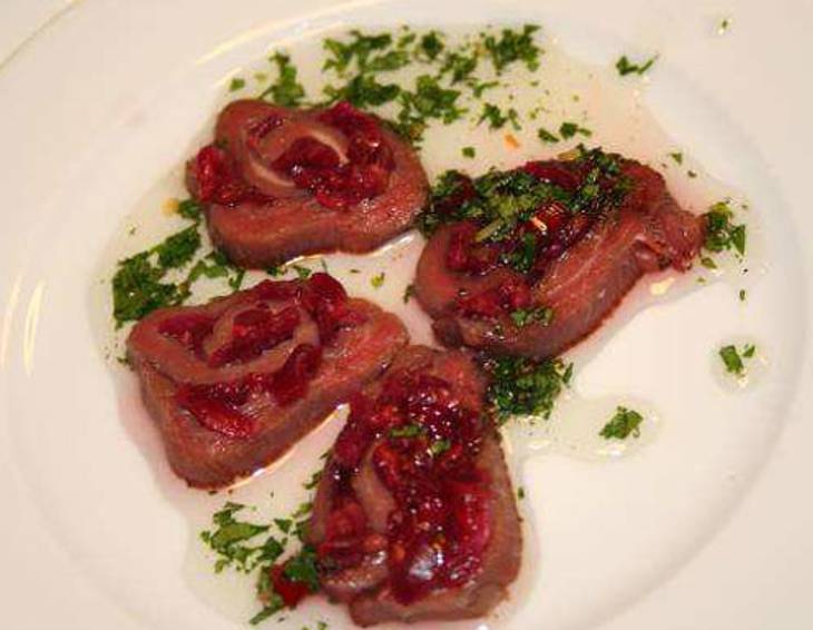 Carpaccioroulade gefüllt mit Himbeerchutney und Pfefferminz-Chili Sauce Carpaccioroulade gefüllt mit Himbeerchutney und Pfefferminz-Chili Sauce