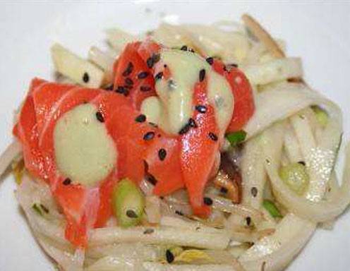 Asia Rohkostsalat mit Lachs Sashimi