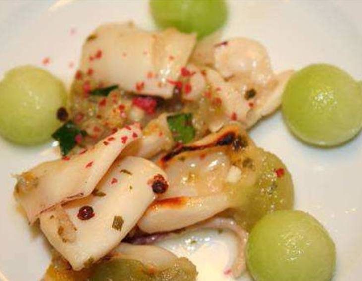 Salat von gegrillten Kalamari und Melone mit scharf-saurem Limettendressing Salat von gegrillten Kalamari und Melone mit scharf-saurem Limettendressing