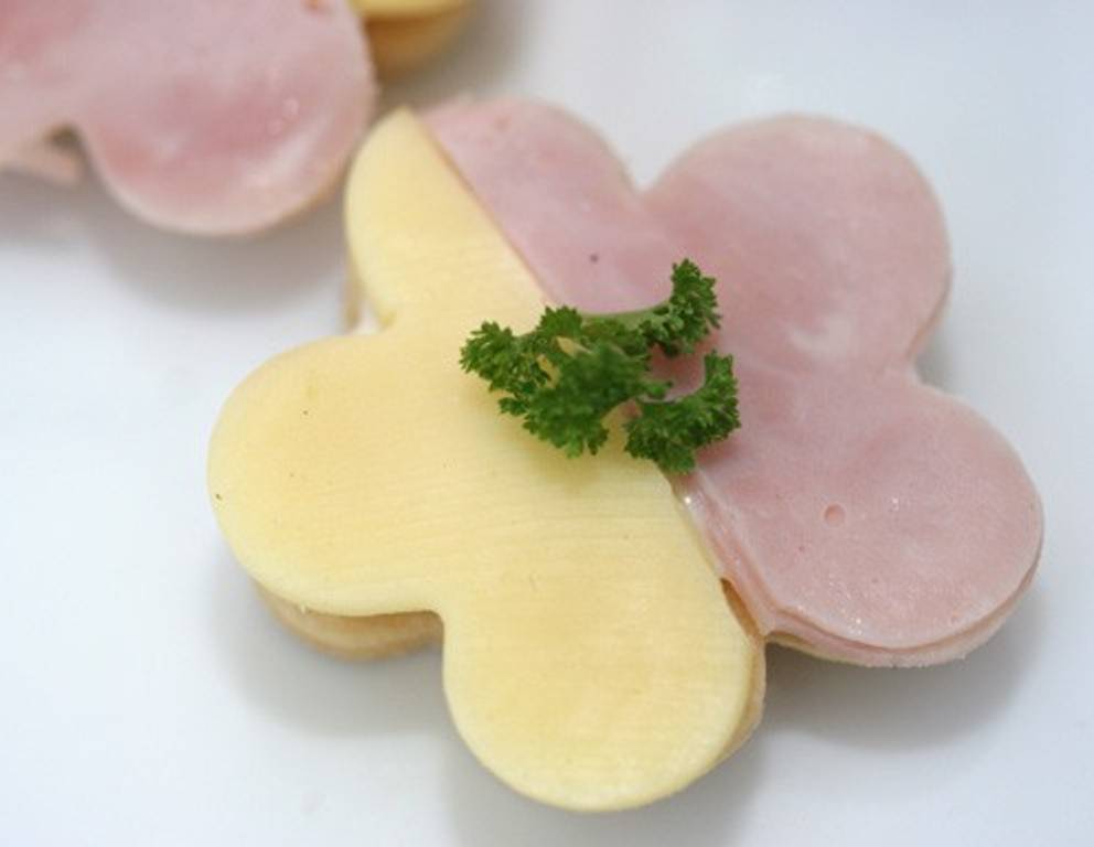 Mürbteigblumen mit Schinken und Käse Mürbteigblumen mit Schinken und Käse