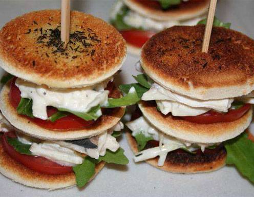 Tramezzini-Fischtürmchen mit schnell gebeiztem Stöcker & Apfel Joghurt Sauce