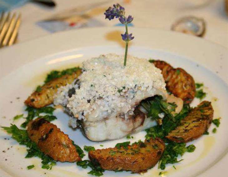 Branzino in Salbei-Salzkruste mit Kräuterkartoffeln Branzino in Salbei-Salzkruste mit Kräuterkartoffeln