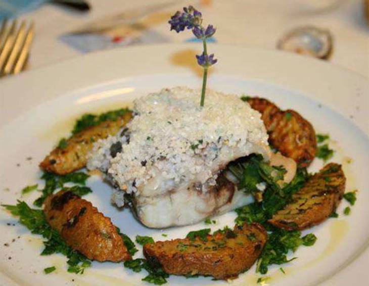 Branzino in Salbei-Salzkruste mit Kräuterkartoffeln