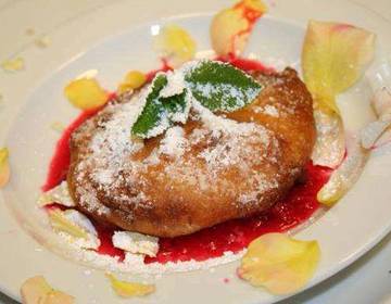 Gebackenes Eis mit heißen Himbeeren & Minze Gebackenes Eis mit heißen Himbeeren & Minze