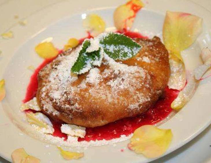 Gebackenes Eis mit heißen Himbeeren & Minze Gebackenes Eis mit heißen Himbeeren & Minze