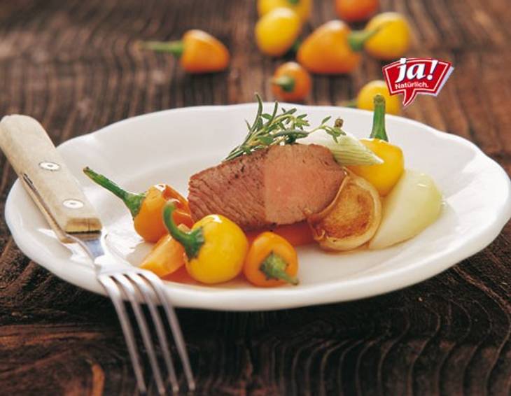 Lammrückenfilet gebraten mit glaciertem Gemüse und Paprika