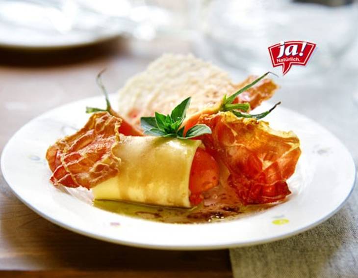 Paradeiser-Nudelsalat mit Prosciutto und Parmedurochips Paradeiser-Nudelsalat mit Prosciutto und Parmedurochips