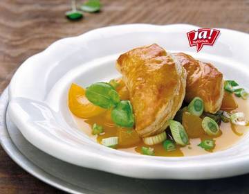 Mozzarellatascherl auf Jungzwiebel-Marillenragout Mozzarellatascherl auf Jungzwiebel-Marillenragout