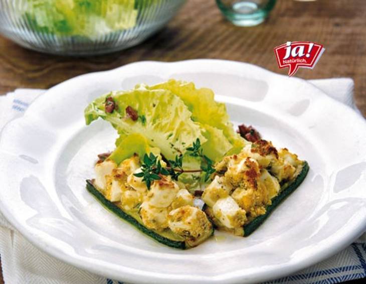 Zucchini in der Fetakruste mit Oliven-Kopfsalat