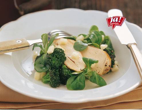 Gebratener Brokkoli in Apfelvinaigrette mit knuspriger Hendlbrust und ... Gebratener Brokkoli in Apfelvinaigrette mit knuspriger Hendlbrust und ...