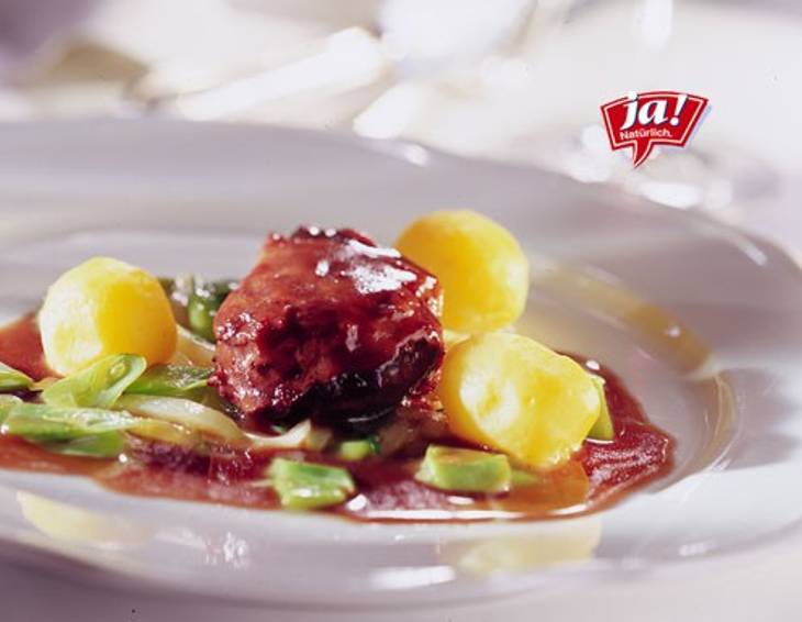 Geschmorte Kalbsbackerl mit Zwiebel-Bohnen-Ragout und Dampferdäpfel Geschmorte Kalbsbackerl mit Zwiebel-Bohnen-Ragout und Dampferdäpfel