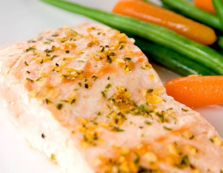 Gebeiztes Alpenlachsfilet auf mariniertem Gemüse Gebeiztes Alpenlachsfilet auf mariniertem Gemüse