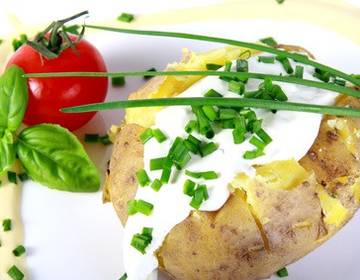 Folienkartoffel mit Landfrischkäse Bärlauch Dip Folienkartoffel mit Landfrischkäse Bärlauch Dip