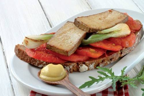 Tomaten-Brote mit Dijon-Tofu