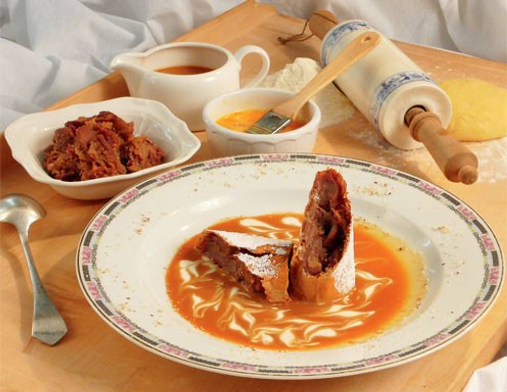 Dattelstrudel mit Karamellsauce Dattelstrudel mit Karamellsauce