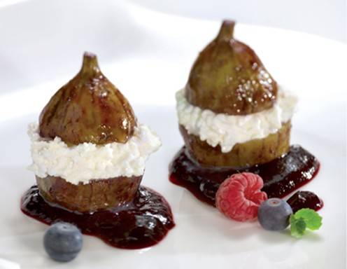 Pochierte Feigen mit Frischkäse-Füllung und süßer Weinsoße Pochierte Feigen mit Frischkäse-Füllung und süßer Weinsoße