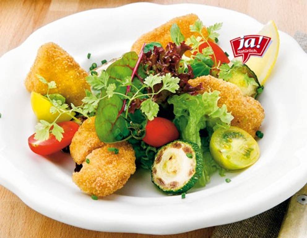 Backhendlsalat mit gebratenen Zucchini und Paradeisern Backhendlsalat mit gebratenen Zucchini und Paradeisern