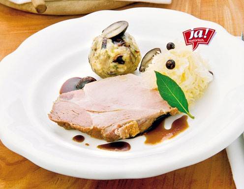 Bierbratl mit Sauerkraut und Käferbohnenknödel