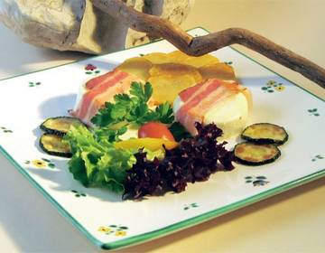 Schafkäse im Speckmantel Schafkäse im Speckmantel